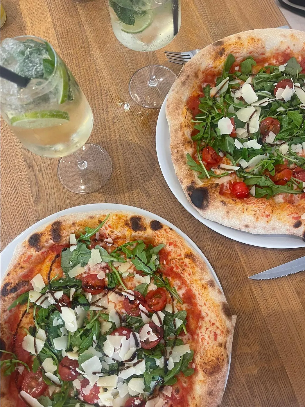 Pizzen auf der Theke