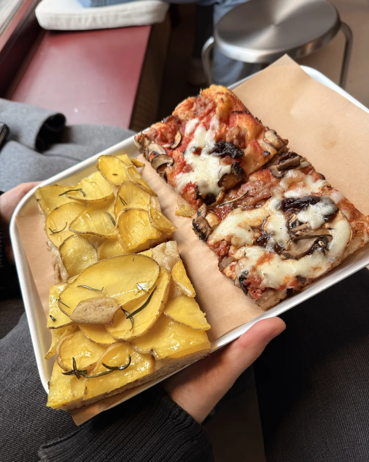 Blech in der Hand: Kartoffel-Rosmarin und Salsiccia mit Zwiebelmarmelade und Champignons